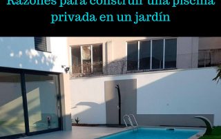 piscina privada en un jardín